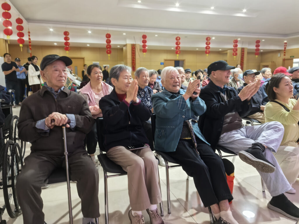 支部聯(lián)動先鋒行 情暖重陽獻愛心 | 科信聯(lián)合黨支部攜手寶韻第三黨支部共赴頤樂園敬老慰問