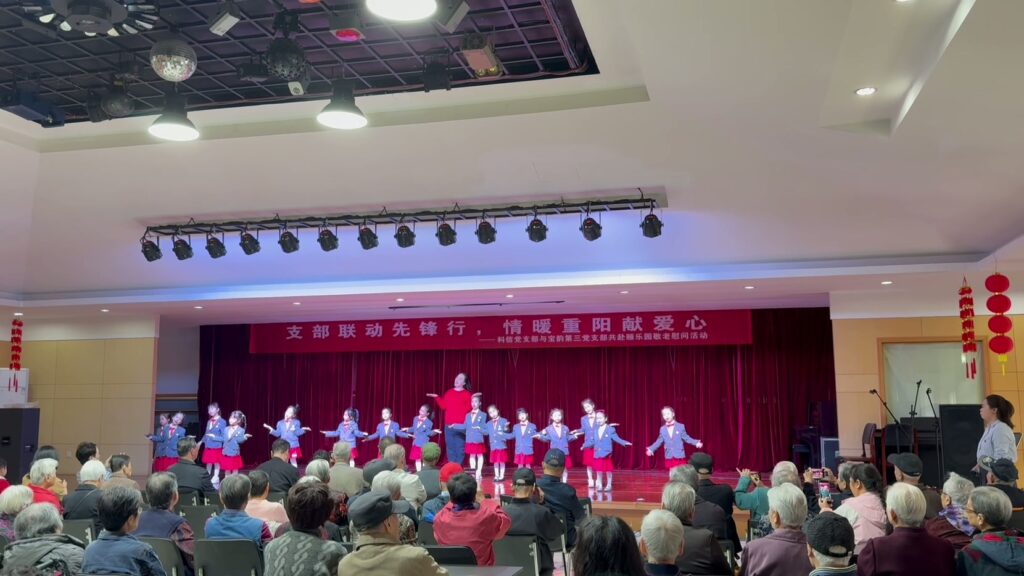支部聯(lián)動先鋒行 情暖重陽獻愛心 | 科信聯(lián)合黨支部攜手寶韻第三黨支部共赴頤樂園敬老慰問